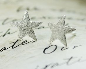 Fashionable silver earring